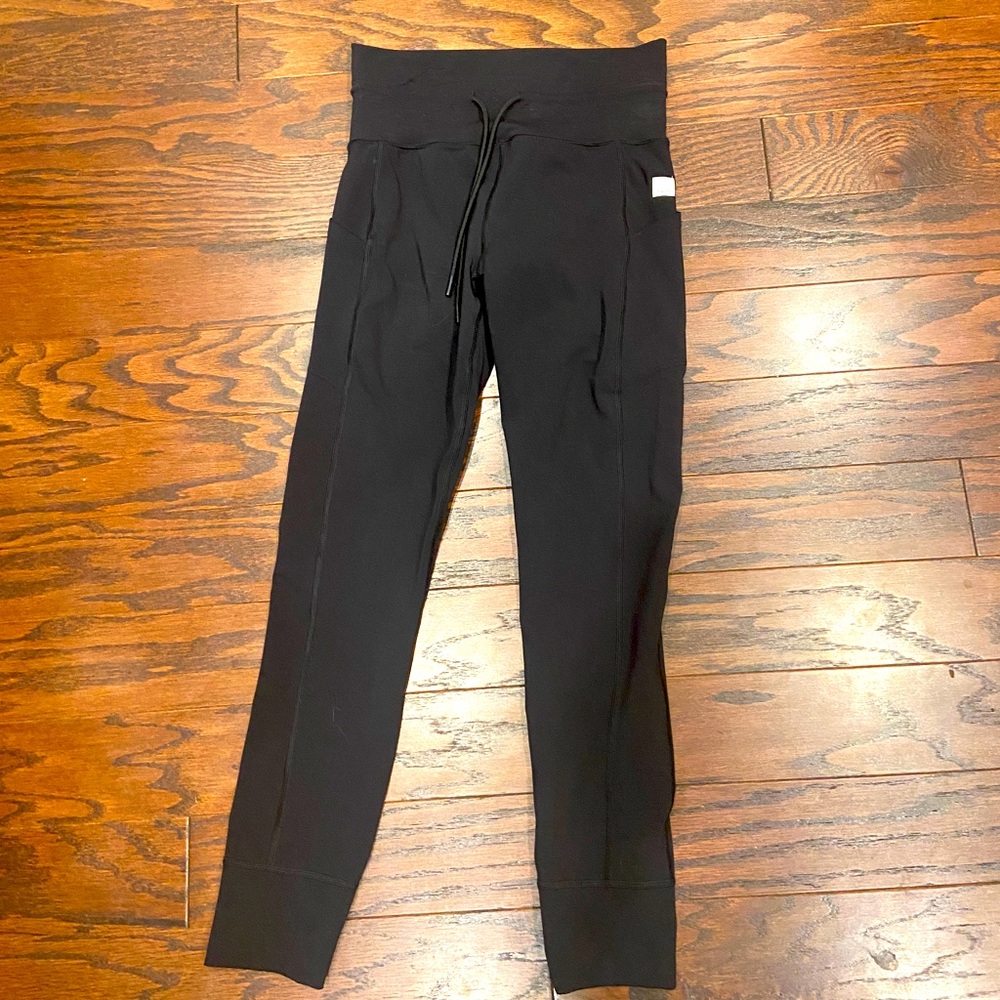 Vuori draw string leggings with pockets! LIKE NEW. Size small